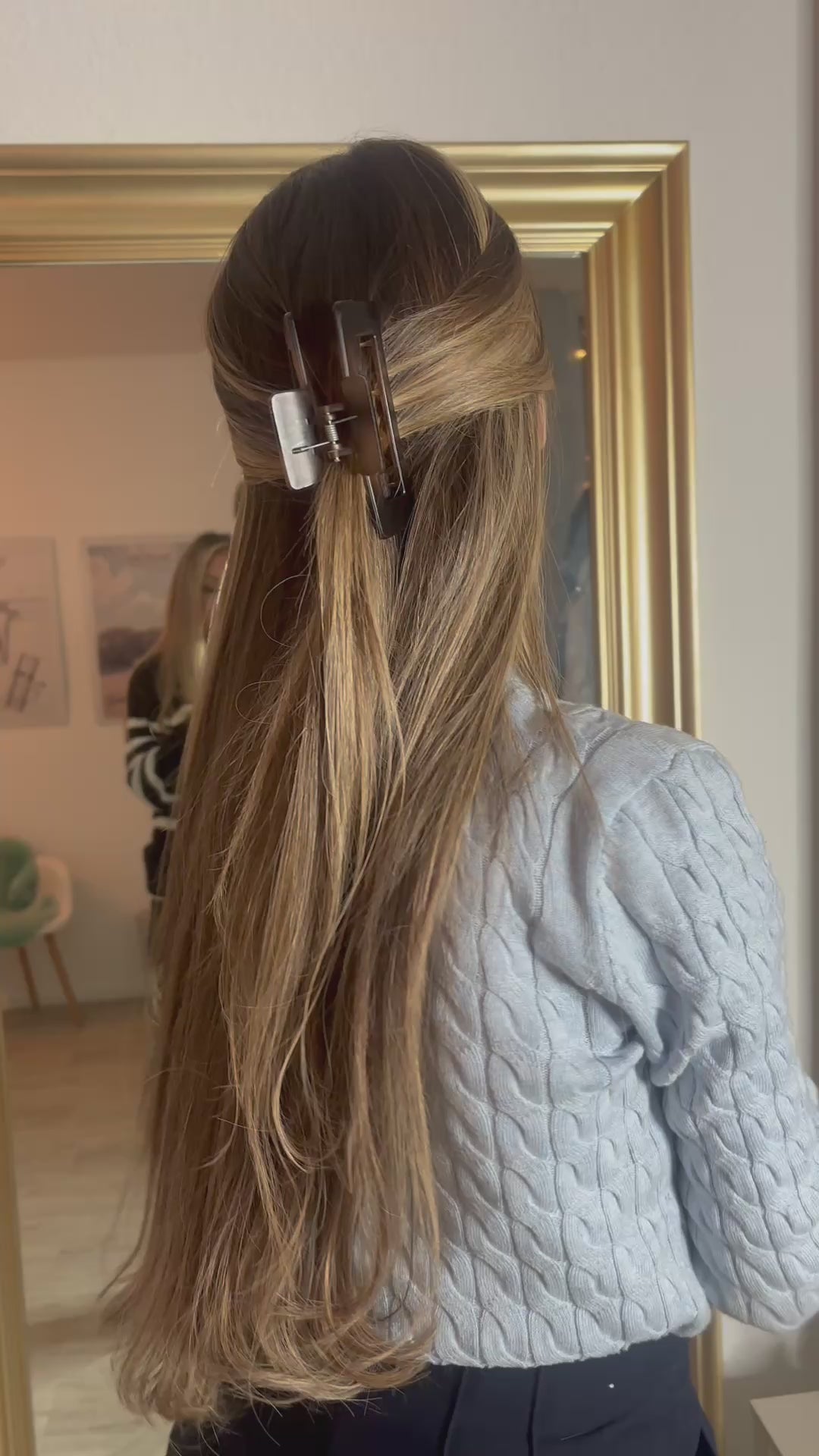 Video laden: Luxus für dein Haar – Schönheit, die man spürt.Unsere Premium-Haarextensions verwandeln dein Haar in eine atemberaubende, glänzende Mähne voller Fülle und Bewegung. Jedes Detail ist perfekt abgestimmt, für ein Ergebnis, das nicht nur wunderschön aussieht, sondern dich auch von innen strahlen lässt.Gönn dir das Gefühl purer Eleganz und Selbstbewusstsein – weil du es verdienst, jeden Moment luxuriös zu genießen.